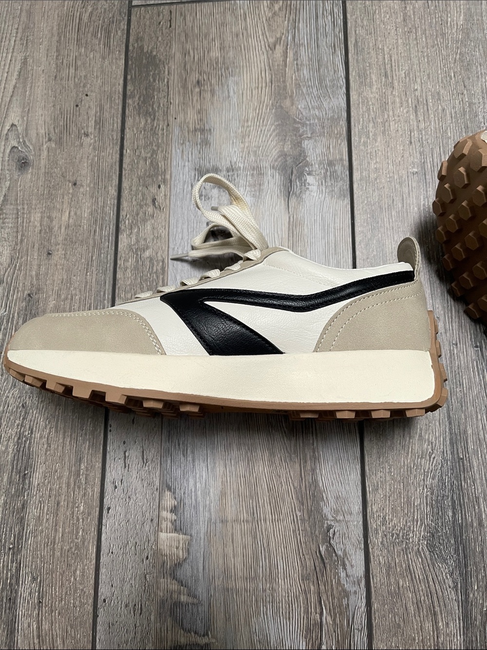 Women Dolce Vita New Cream and Black Retro Runner Sneakers Shoes Size 8